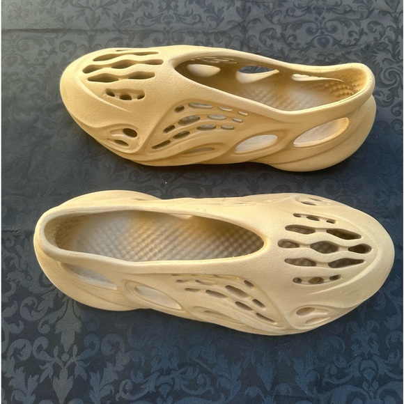 Yeezy Foam Runner size 13
Made in USA - Picture 3 of 8